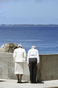 2015  4月9日　上皇・上皇皇后両陛下　パラオ訪問　ペリリュー島にて慰霊の献花